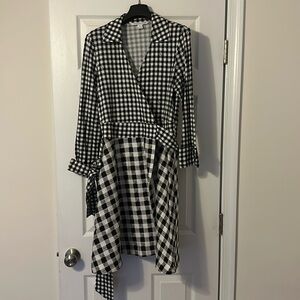 Diane von Furstenberg Size 14 Black and White Wrap Dress